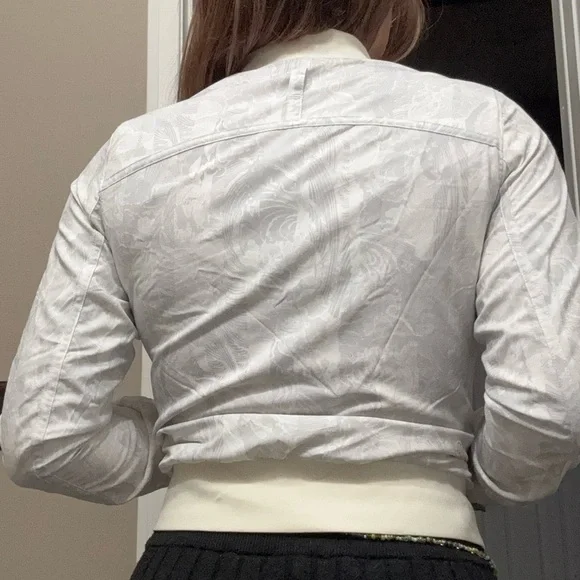 Lululemon: Women's Reversible Insulated
Windbreaker Jacket - Picture 10 of 16